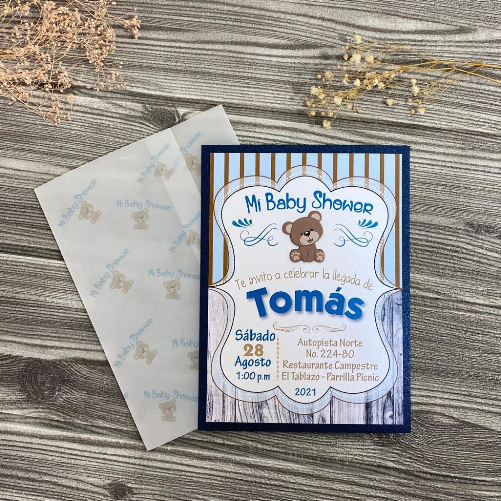 Invitación de baby shower con nubes en tonos pastel