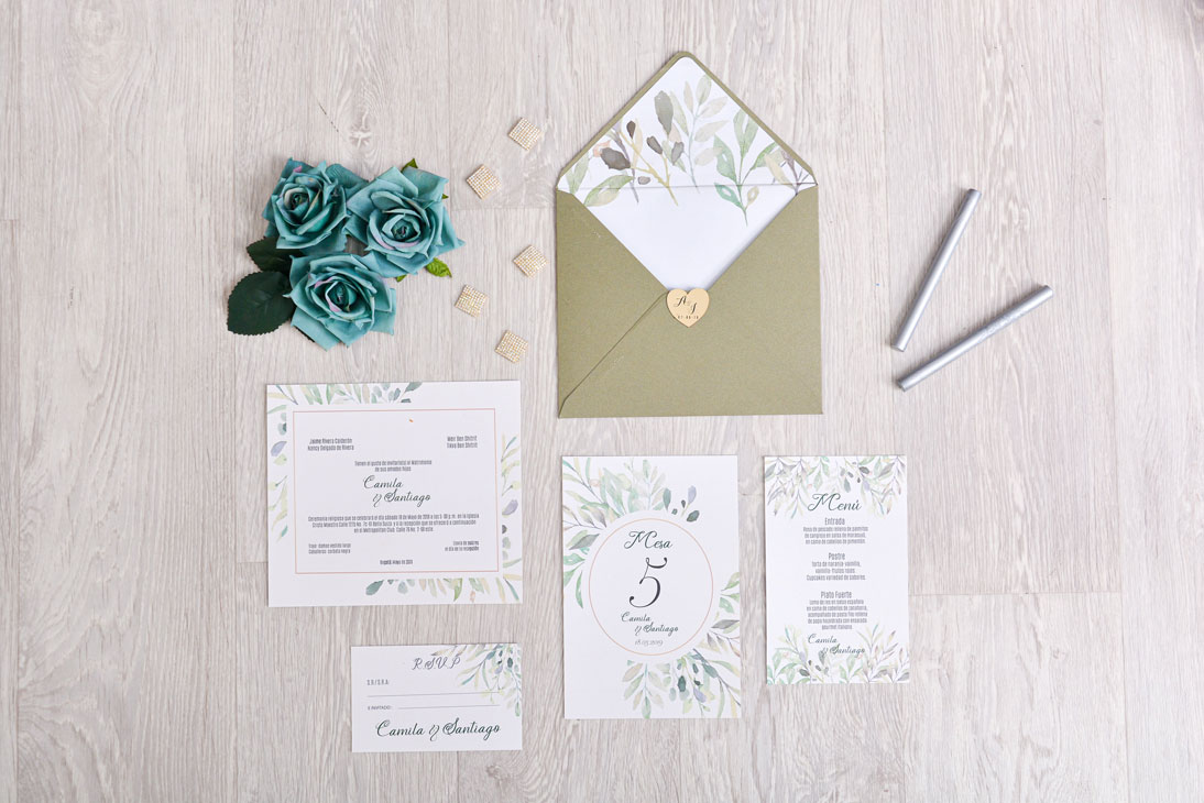Suite de matrimonio con ramas de olivo y sobre oliva