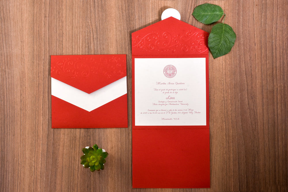 Invitación de grado roja tipo pocketfold con inserto y sobre a juego