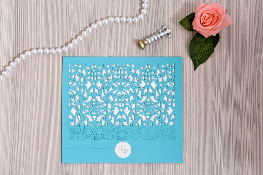 Invitación de matrimonio troquelada en turquesa con encaje
