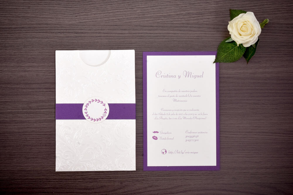 Invitación de matrimonio blanca con faja morada y sello de laurel
