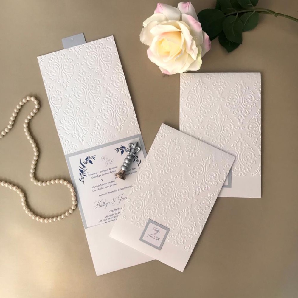 Invitación de matrimonio con relieve damasco y follaje azul
