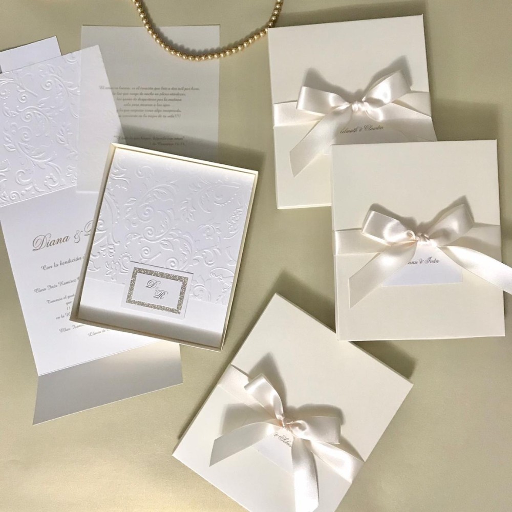Invitación de matrimonio marfil con relieve y lazo de raso