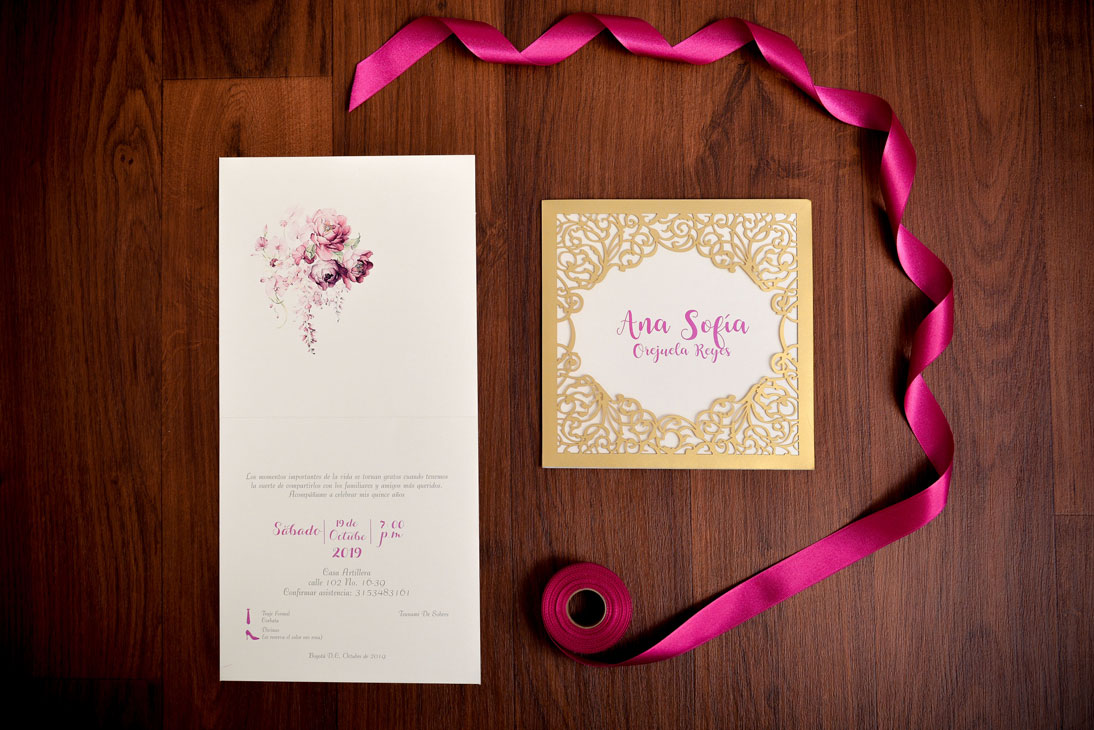 Invitación con camisa láser dorada y tipografía fucsia