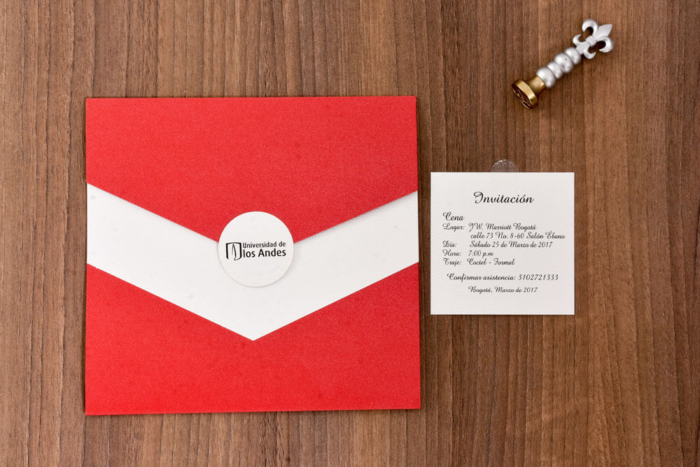 Invitación de grado roja con sello circular blanco y tarjeta de cena