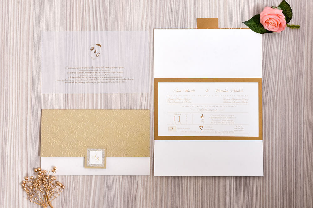 Invitación de matrimonio en carpeta dorada con vellum