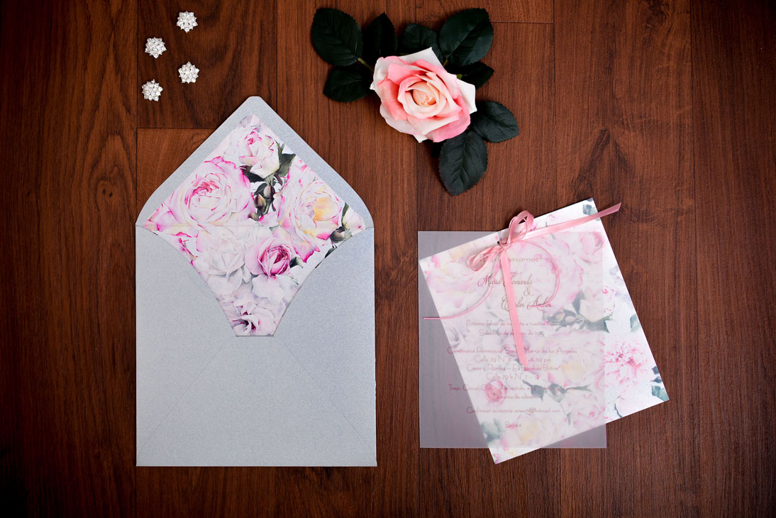 Invitación de matrimonio en vellum con rosas y lazo