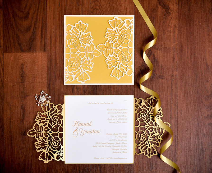 Invitación de matrimonio con camisa láser dorada de rosas