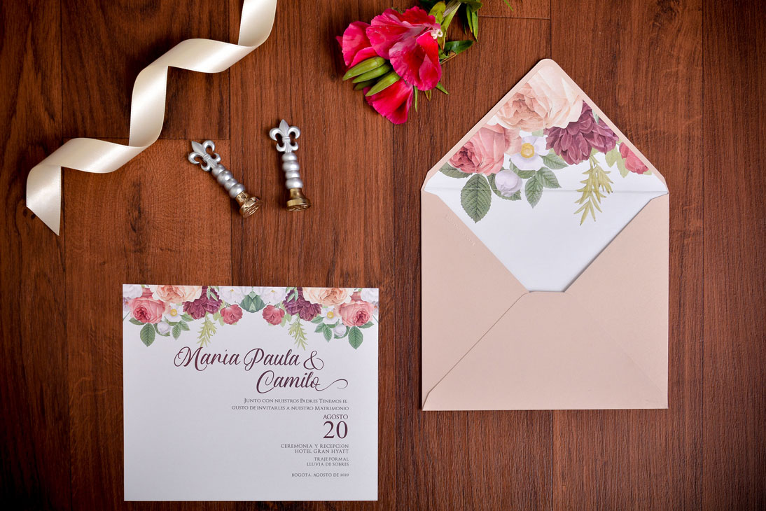 Invitación de matrimonio floral vinotinto con sobre forrado