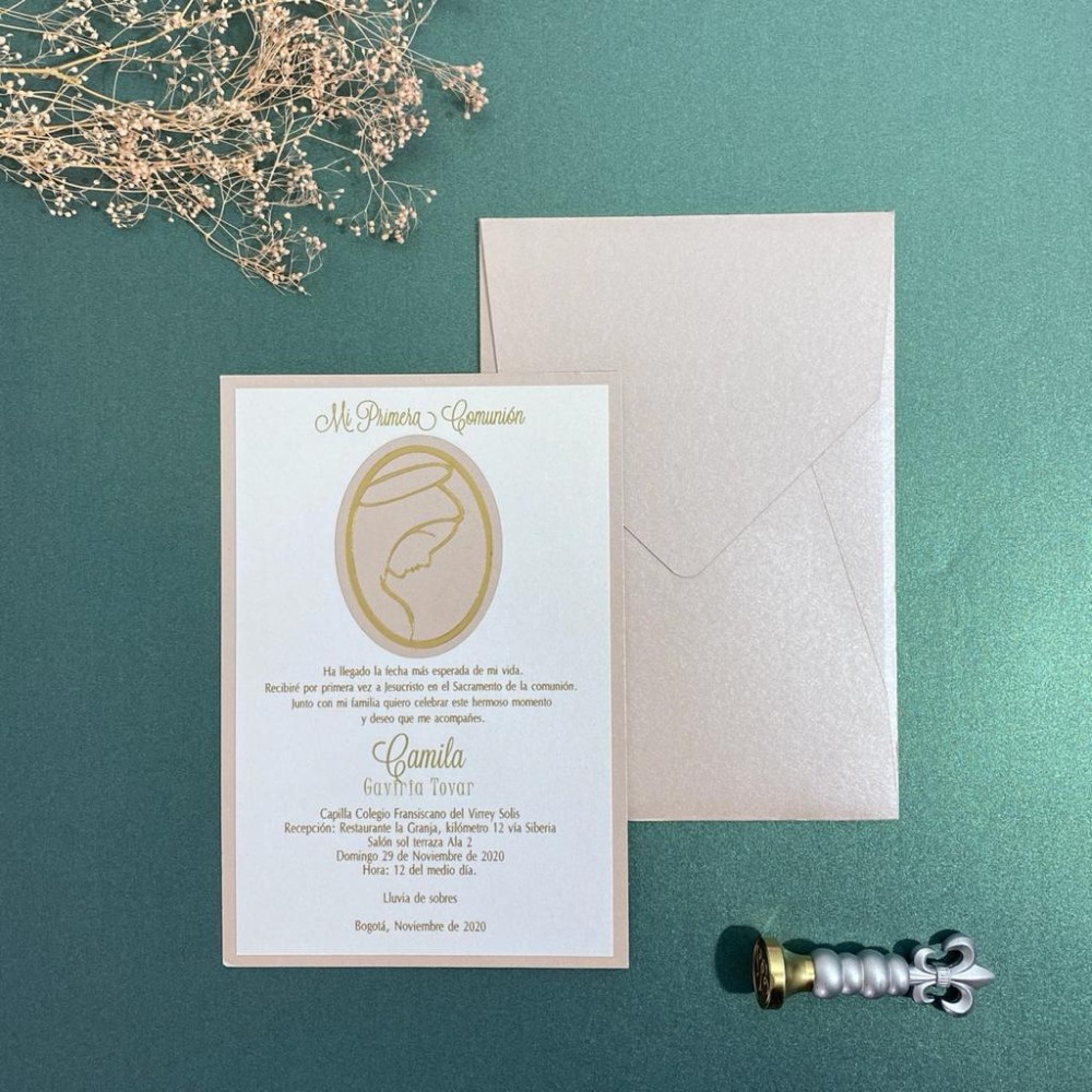 Invitación de primera comunión con ilustración dorada de la Virgen