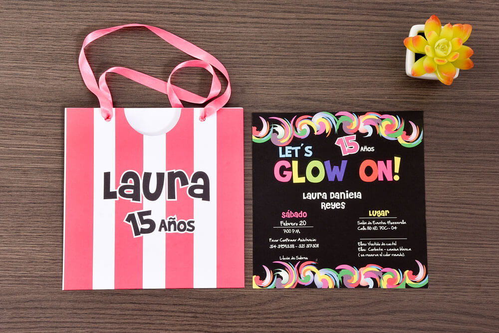 Invitación de 15 años moderna negra con neón