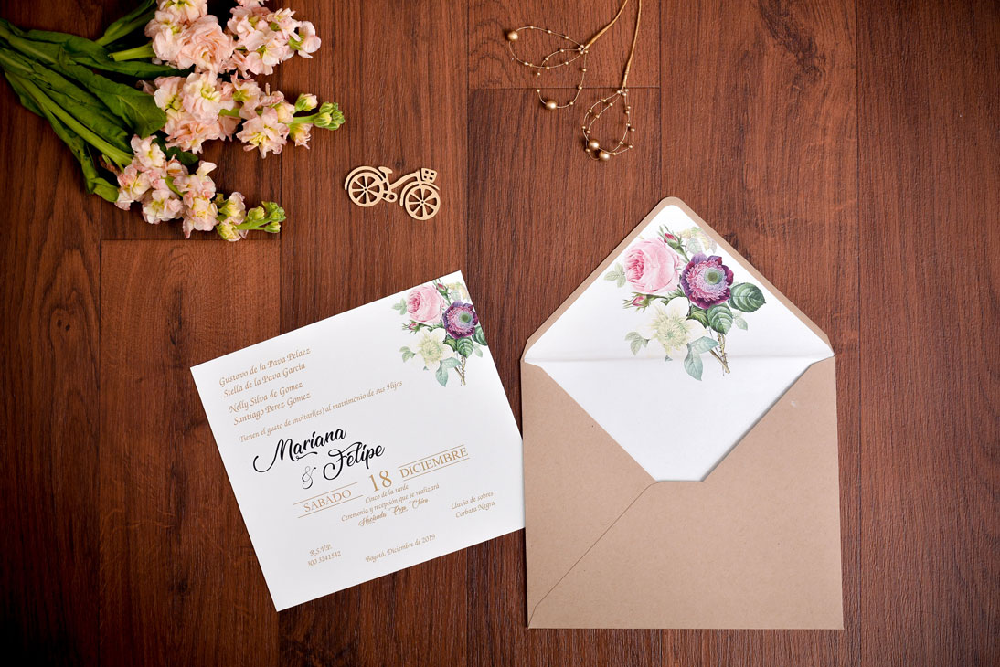Invitación de matrimonio botánica vintage con sobre kraft