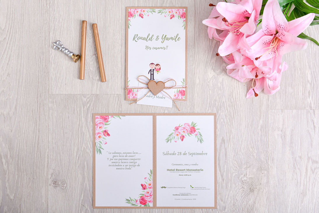 Invitación de matrimonio con rosas acuarela y corazón de madera