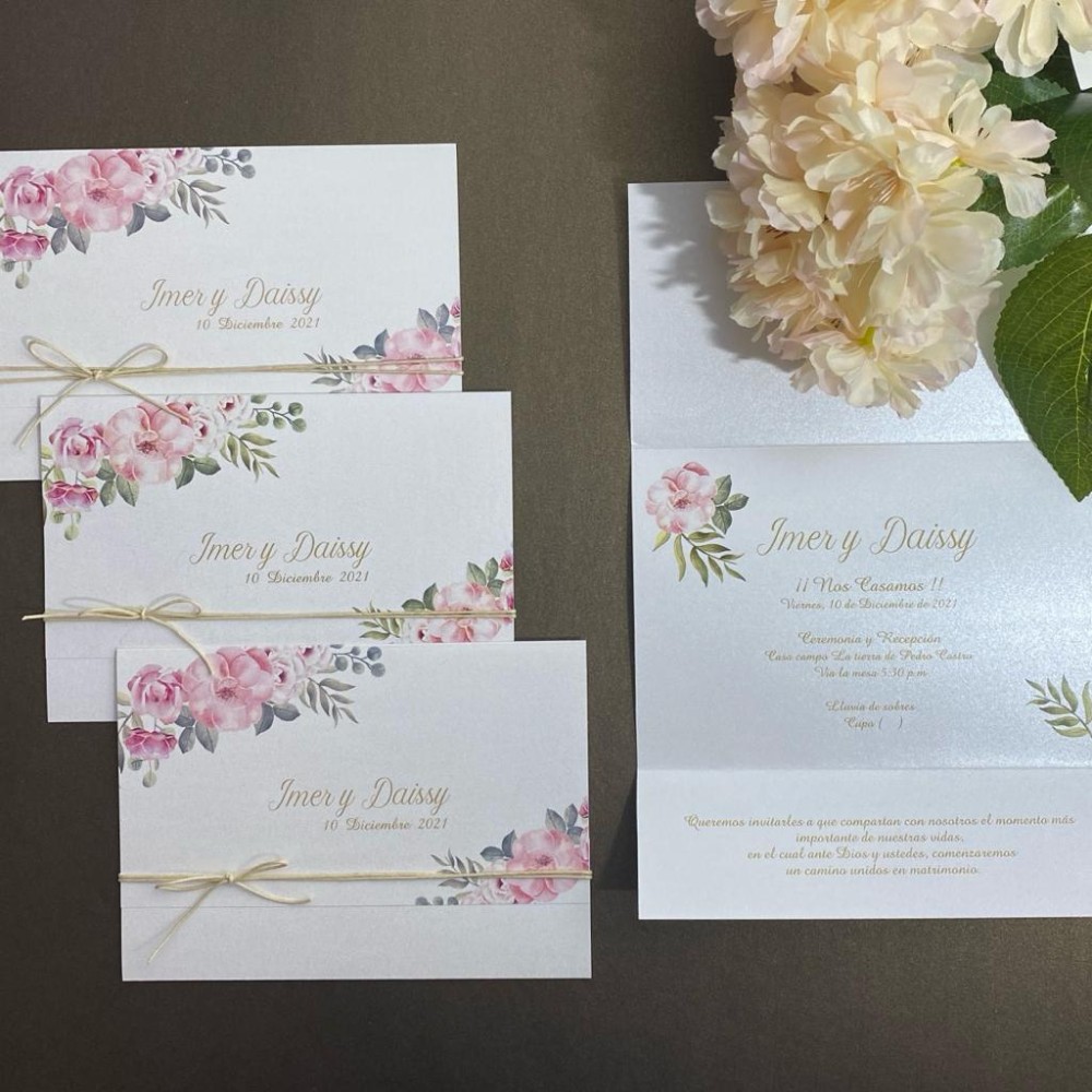 Invitación de matrimonio en papel perlado con rosas y lazo