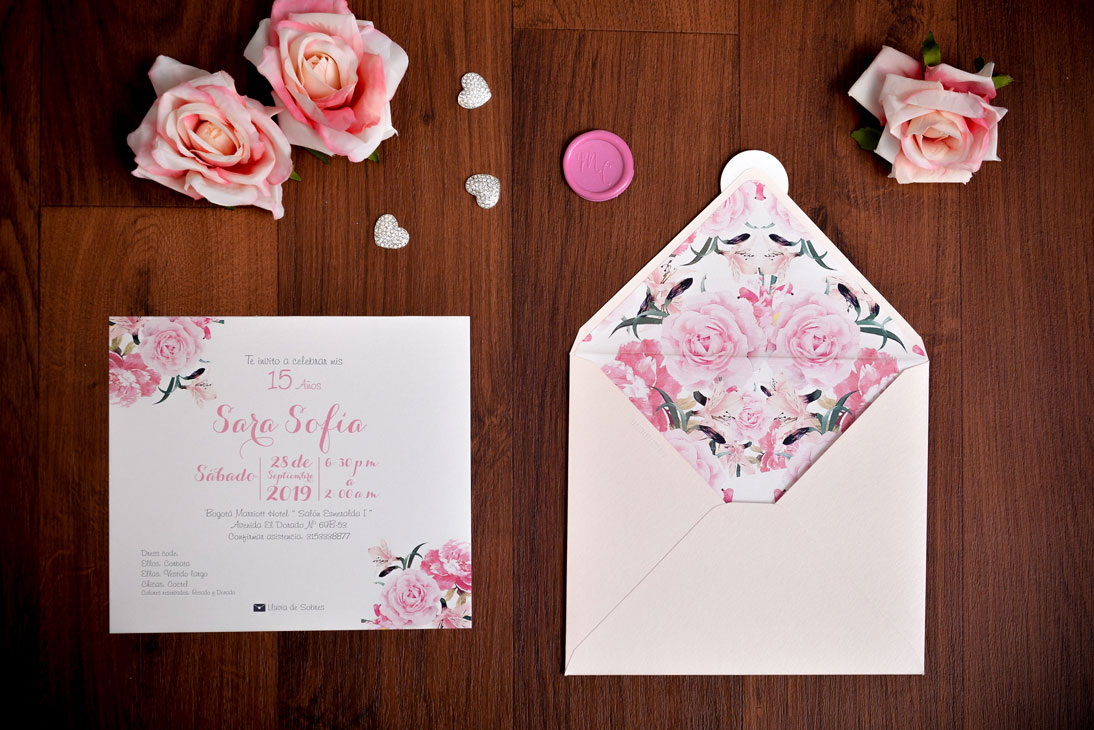 Invitación de matrimonio con rosas en acuarela y lacre rosa