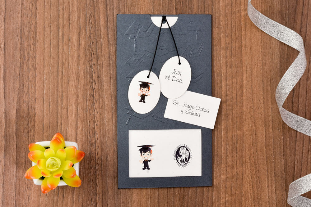 Invitación de grado gris con medallas colgantes y caricatura