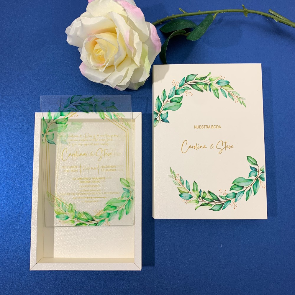 Invitación de matrimonio en caja con acetato y follaje verde