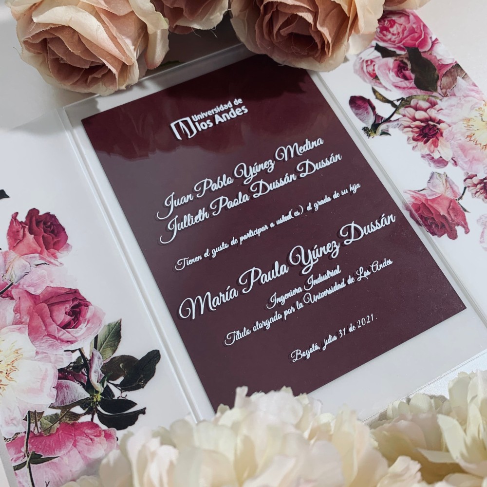 Invitación de grado en acrílico vino con caligrafía blanca