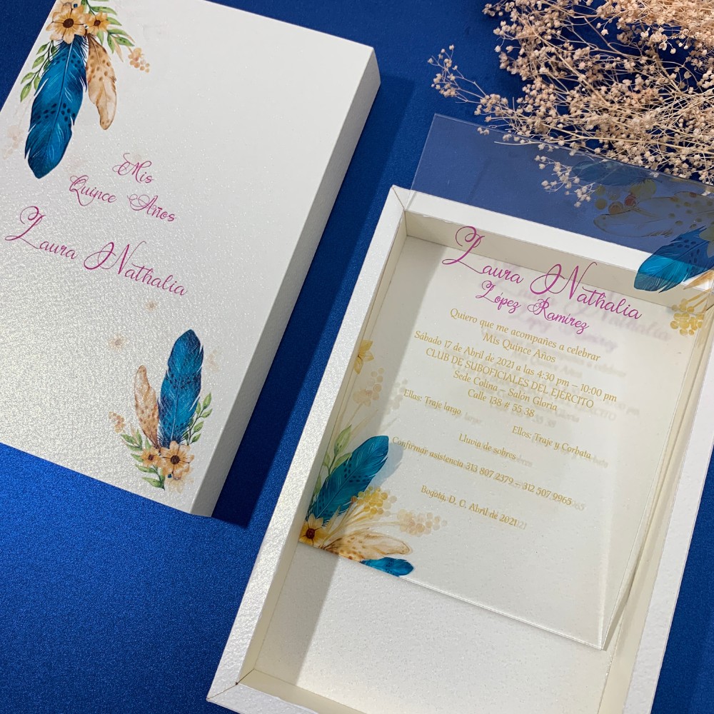 Invitación de 15 años en acetato con plumas dentro de caja