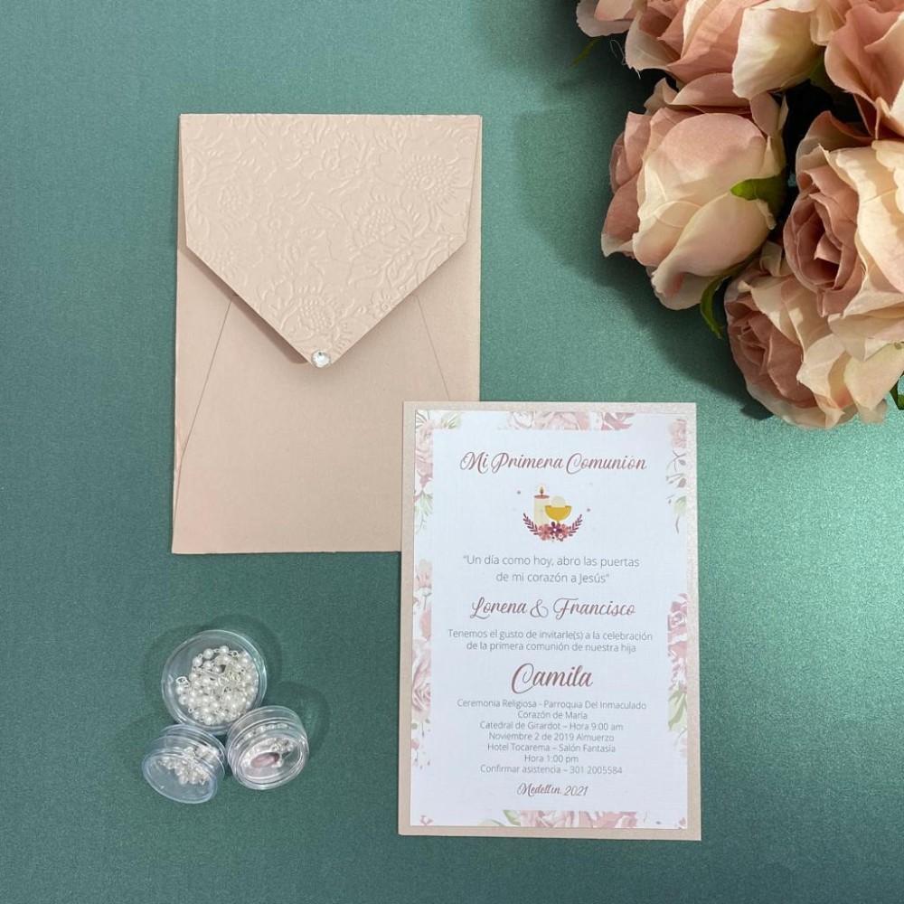 Invitación de primera comunión blanca con relieve floral