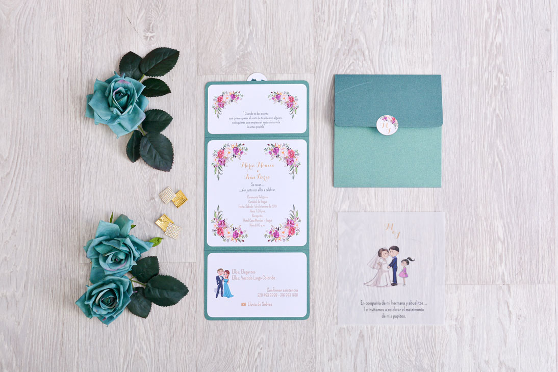 Invitación de matrimonio tríptico verde con tarjeta en acetato