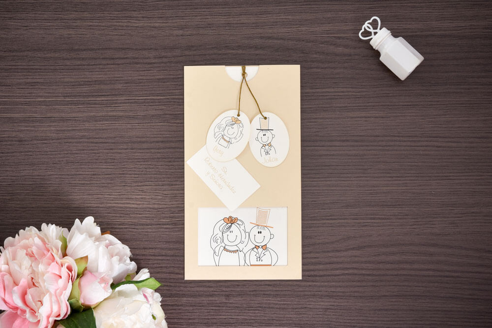 Invitación de matrimonio ilustrada con dijes de los novios