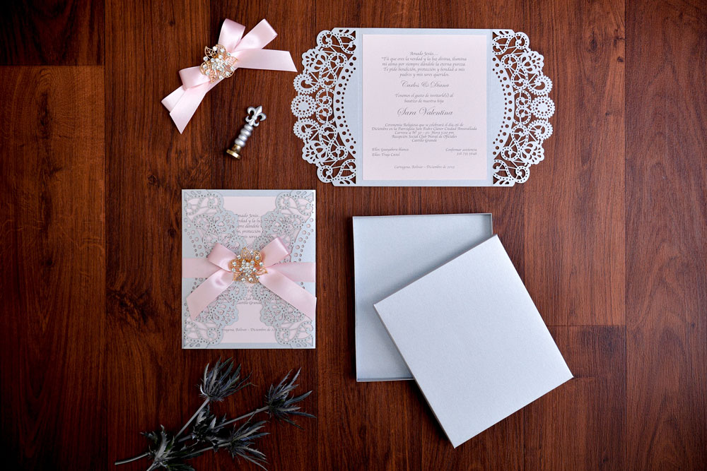 Invitación troquelada rosa con broche y caja de presentación