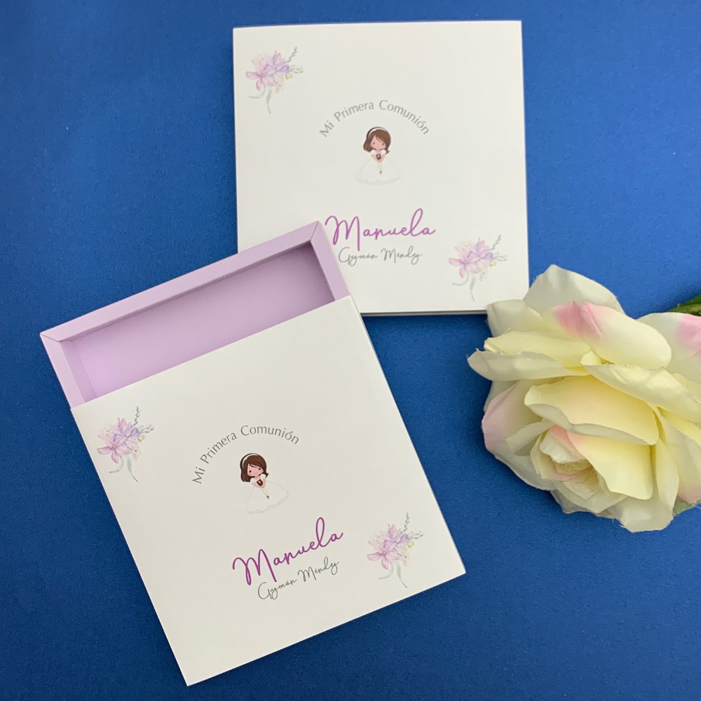 Invitación de primera comunión en caja lila con acuarela