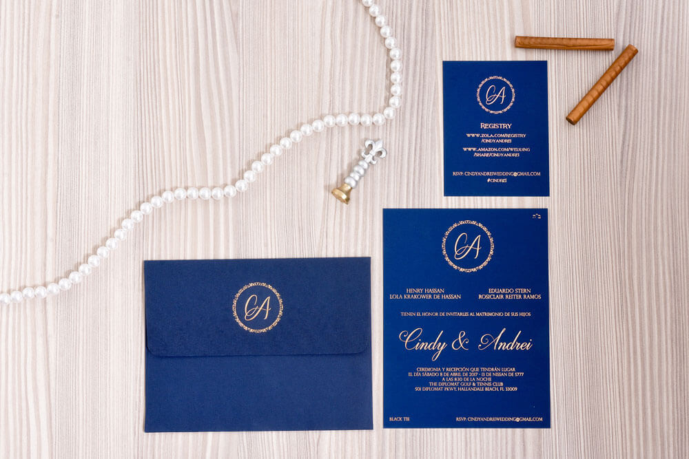 Invitación de matrimonio azul rey con monograma dorado