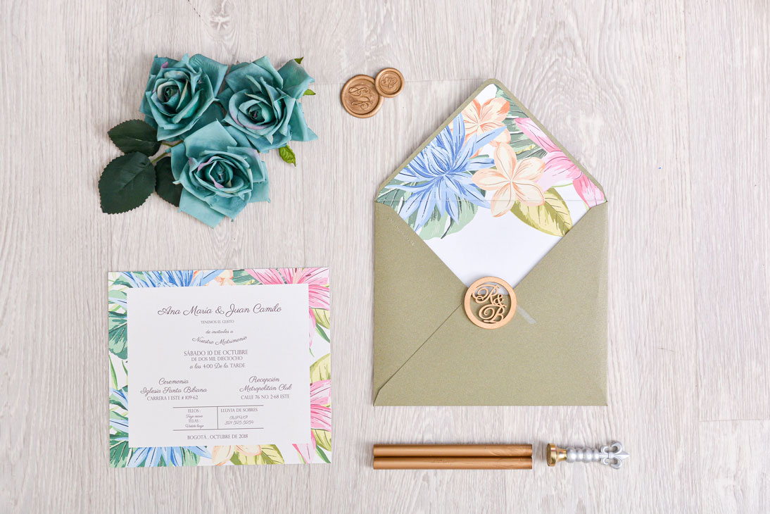 Invitación de matrimonio tropical con lacre dorado