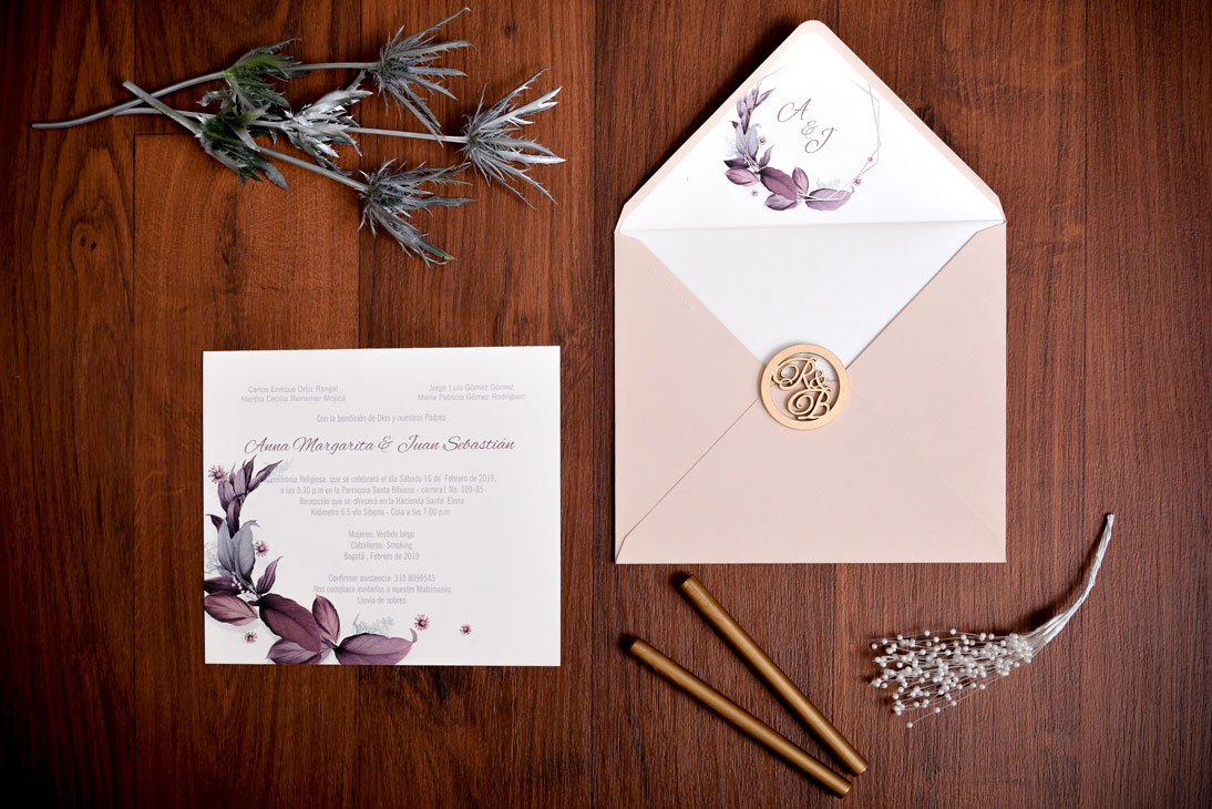 Invitación de matrimonio con follaje vino y sello de lacre