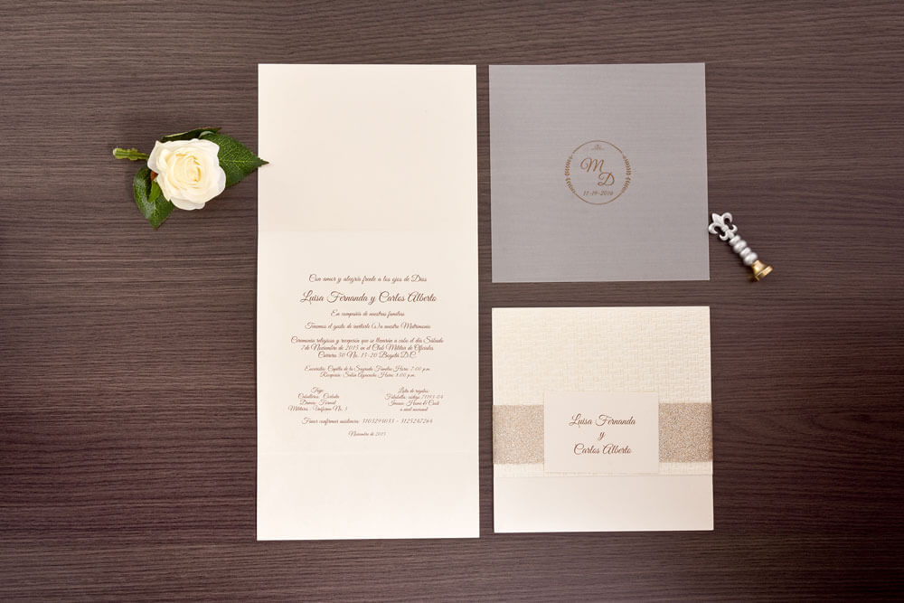 Invitación de matrimonio tríptica con faja escarchada