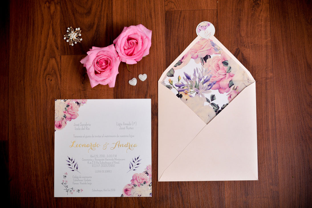 Invitación de matrimonio floral con sobre nude forrado