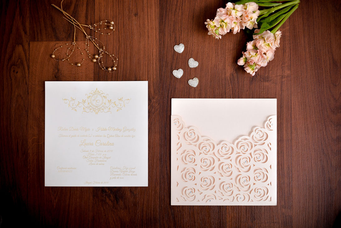 Invitación de matrimonio con camisa láser de rosas nude
