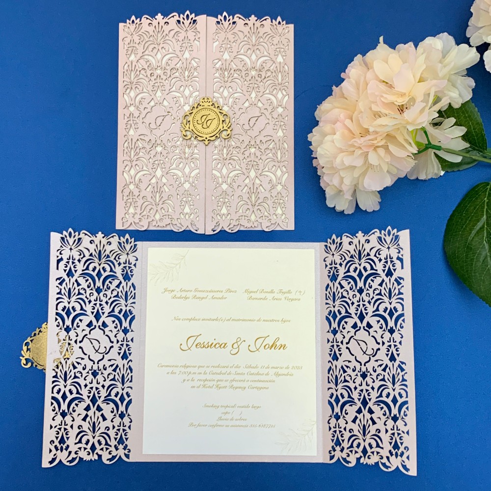 Invitación de matrimonio láser blush con broche dorado