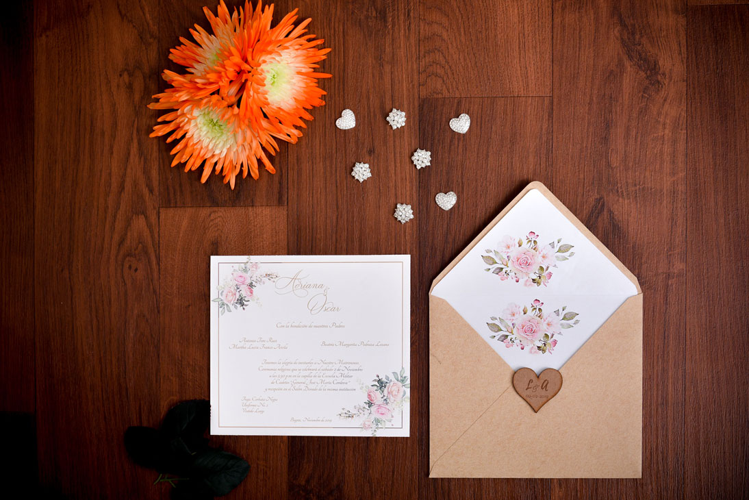 Invitación de matrimonio con marco floral y sobre kraft
