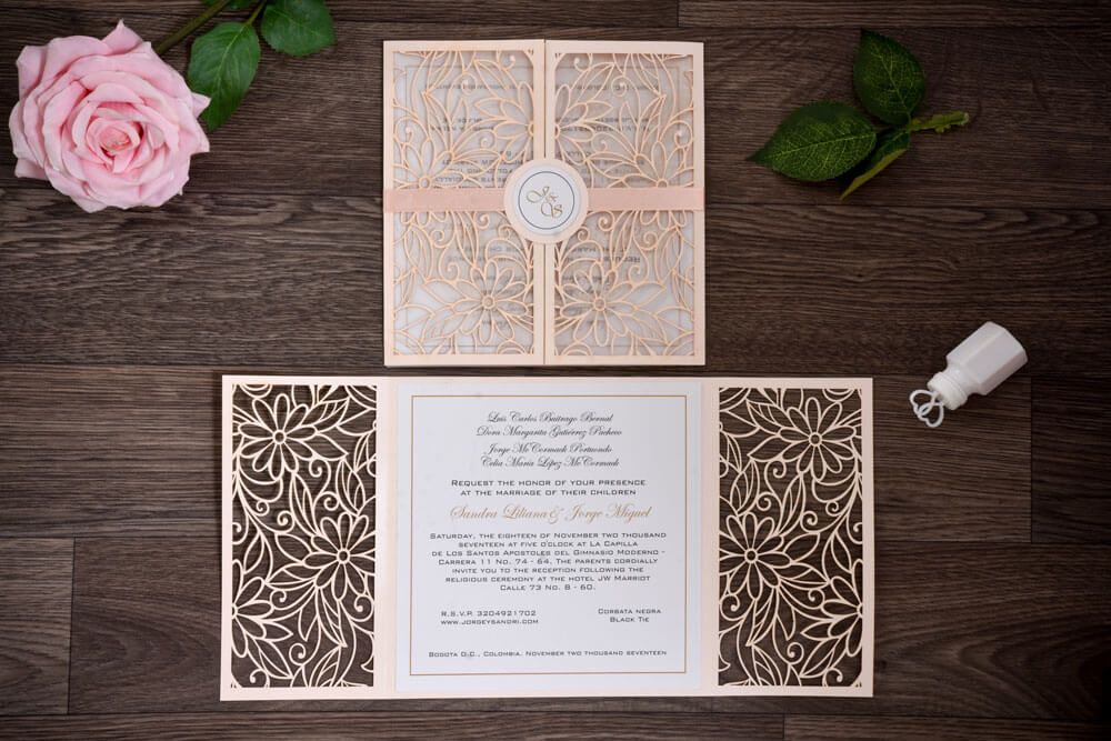 Invitación de matrimonio troquelada en forma de arco
