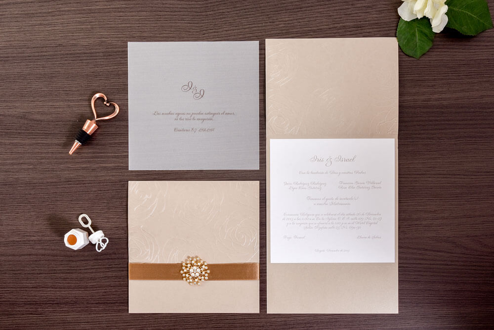 Invitación de matrimonio champaña con cinta cobre y broche joya
