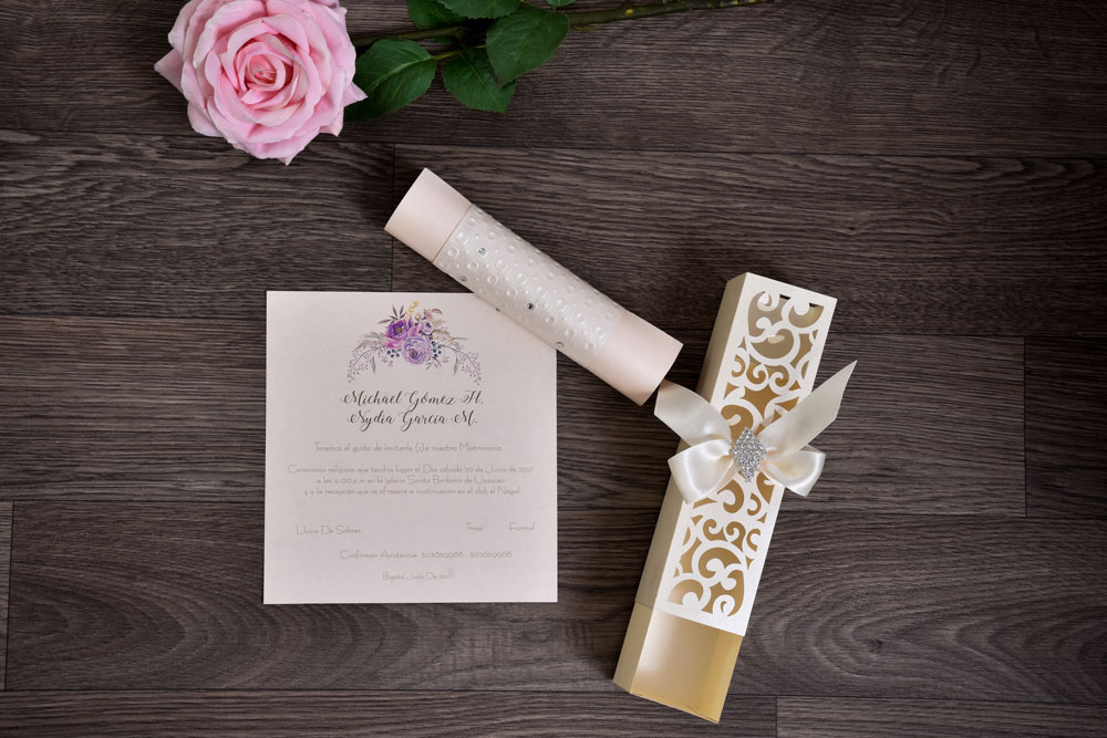 Invitación de matrimonio con vellum y lacre personalizado