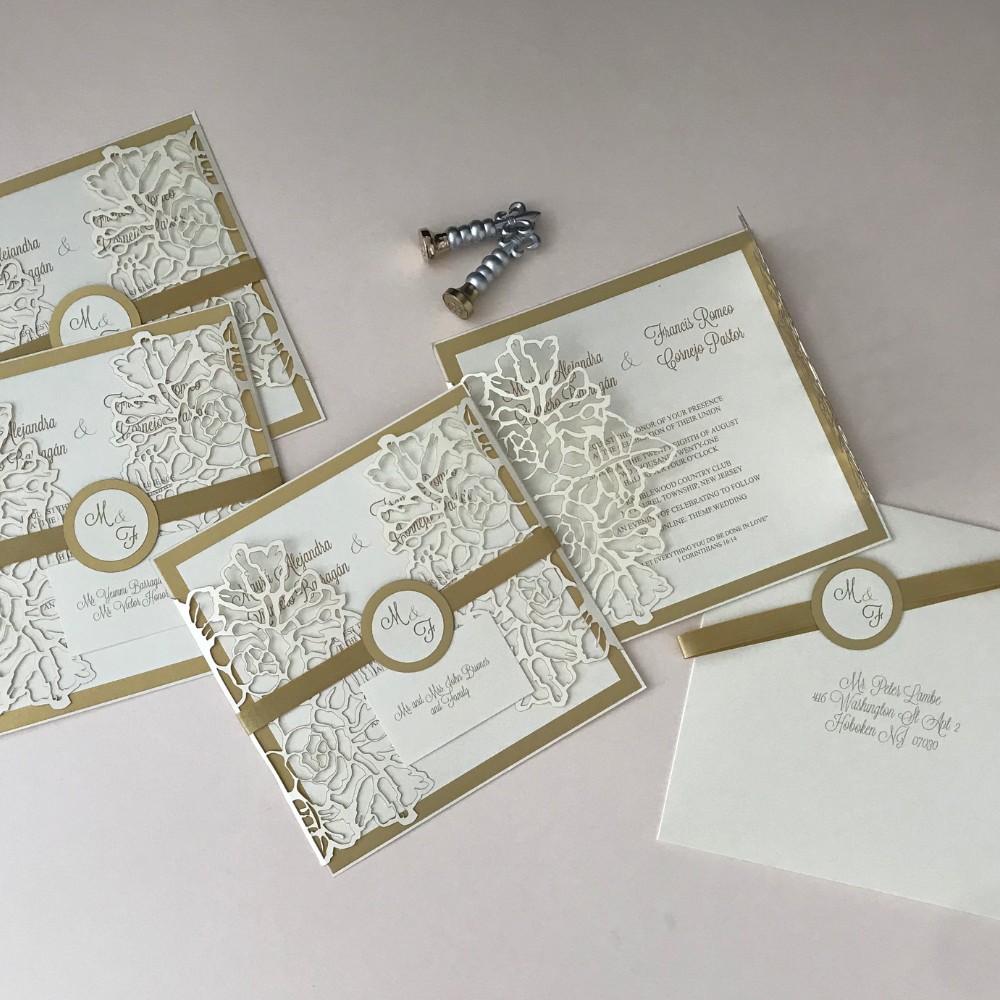 Invitación de matrimonio con camisa láser de rosas y faja dorada