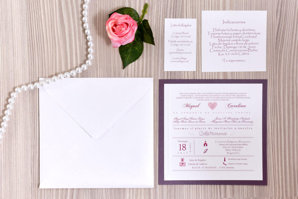 Set de invitación de matrimonio en tonos vino y rosa