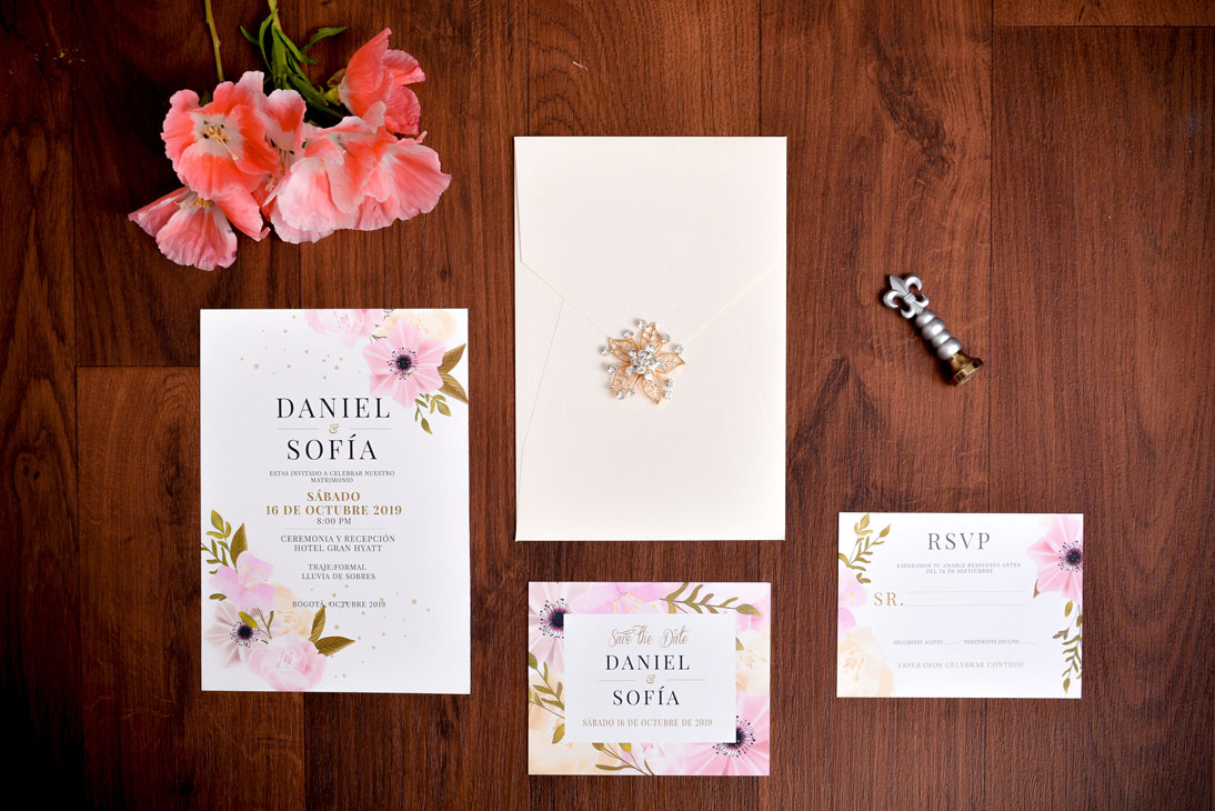 Invitación de matrimonio con anémonas rosadas y broche joya