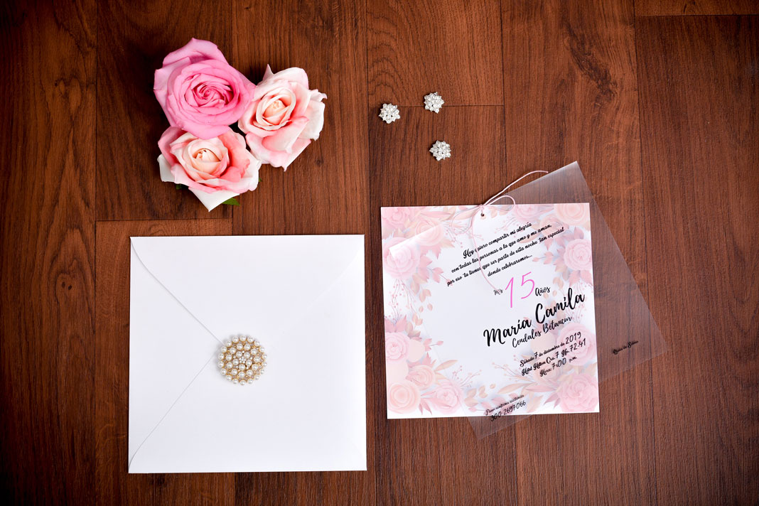 Invitación con camisa de acetato y rosas blush