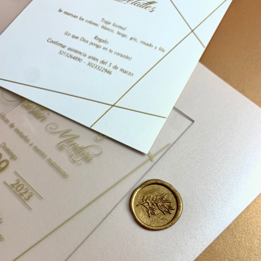 Invitación de matrimonio en acetato con impresión dorada