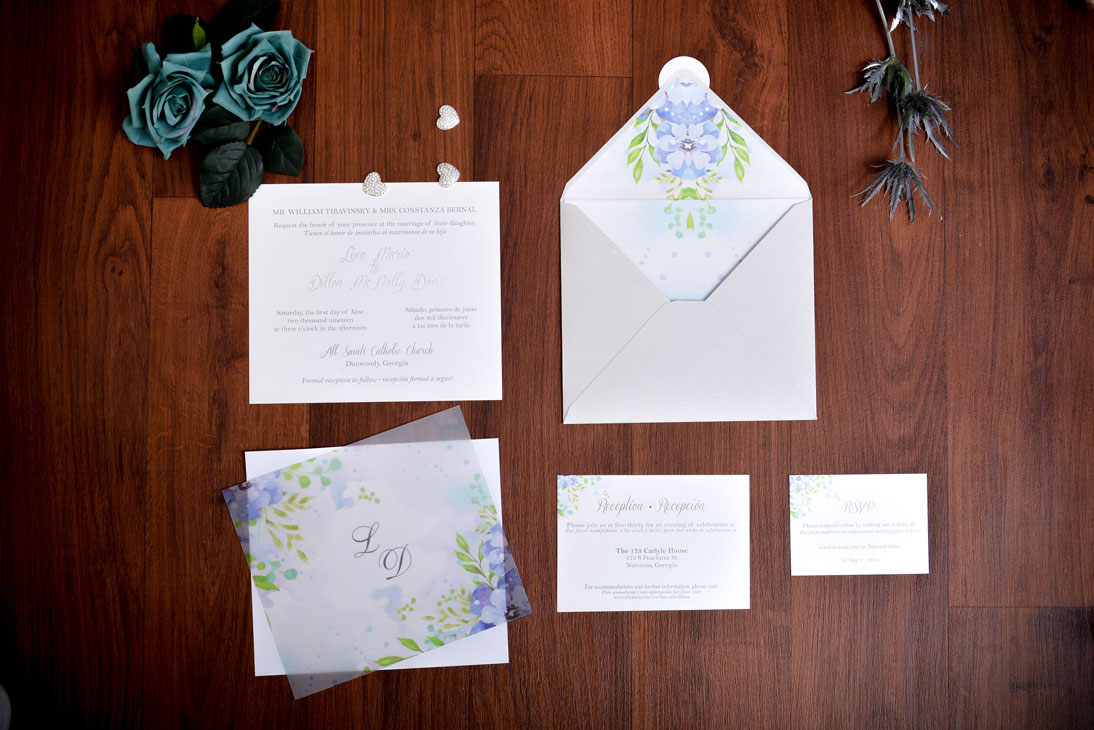Invitación de matrimonio con hortensias azules en acuarela y vellum