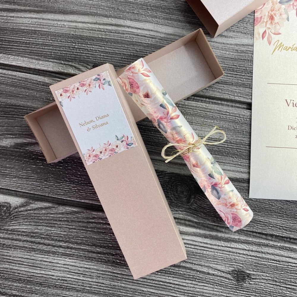 Invitación de primera comunión tipo pergamino floral en caja rosa