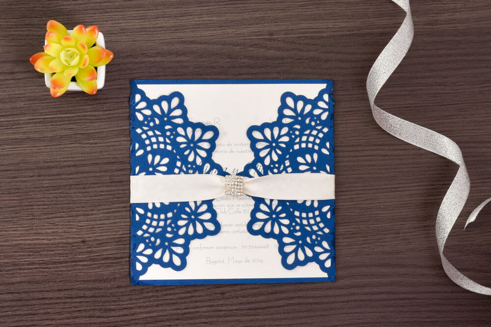 Invitación de matrimonio azul rey en corte láser con broche