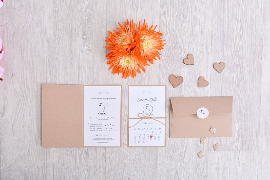 Invitación de matrimonio en folder kraft con save the date