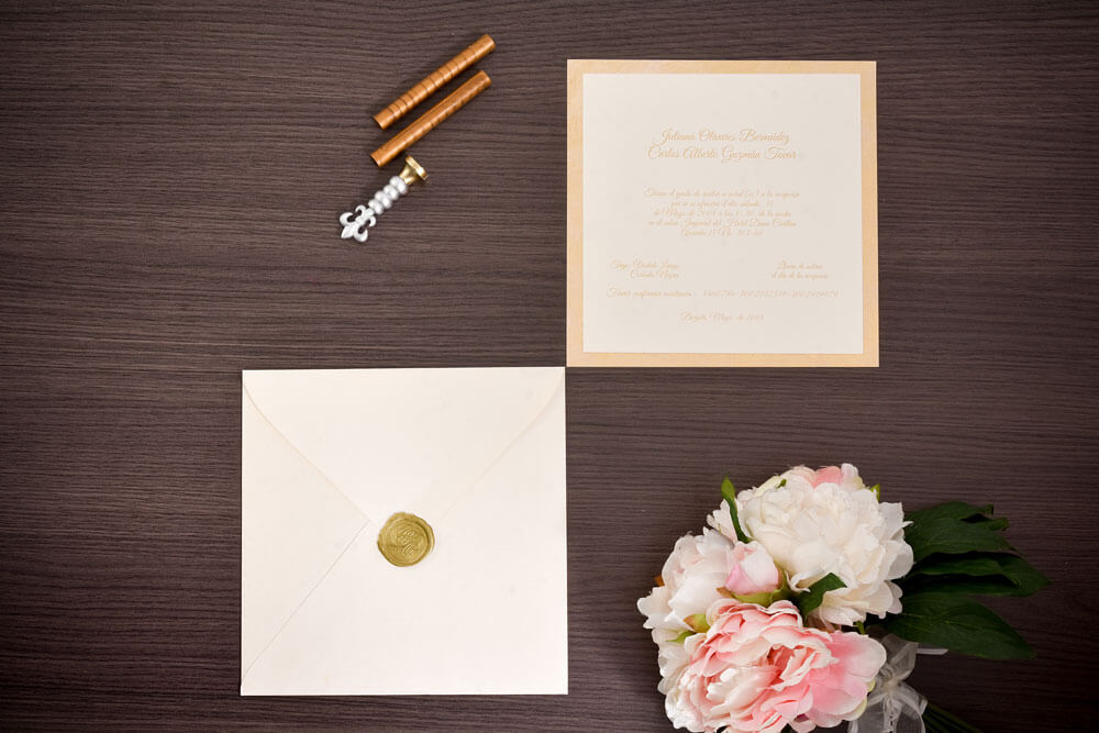 Invitación de matrimonio con sello de lacre dorado
