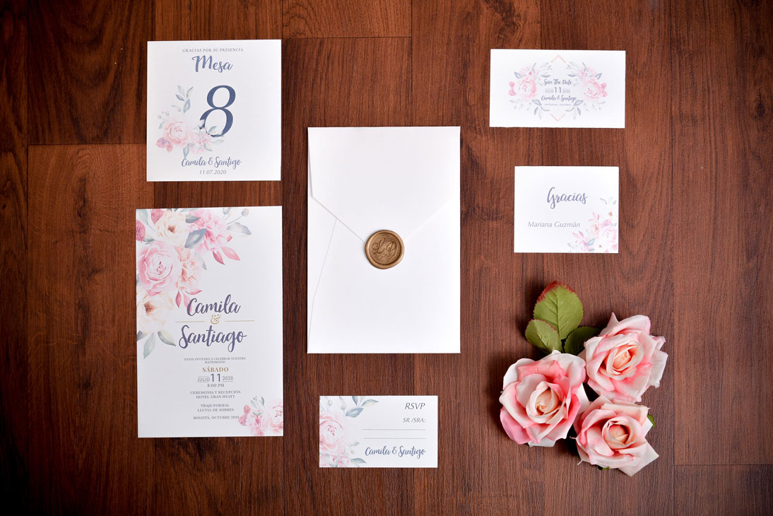 Invitación de matrimonio con rosas blush y caligrafía azul